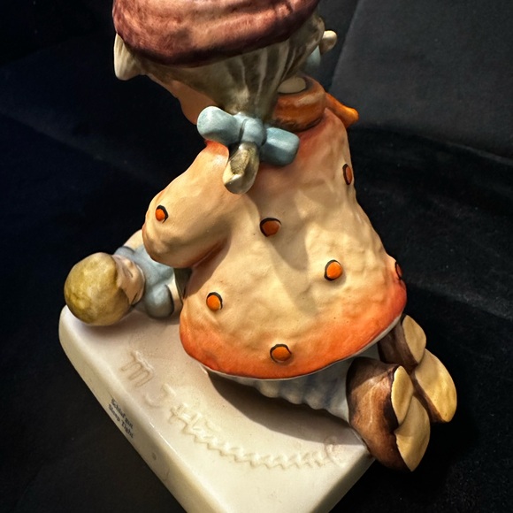 Goebel Hummel “Sleep Tight” #255 with original box. - Picture 4 of 6